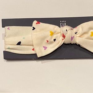 BNWT. Baby Gap girl head band. Ivory with hearts.